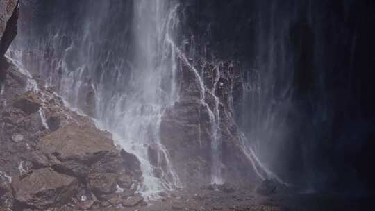 瀑布激烈的水流冲击岩石