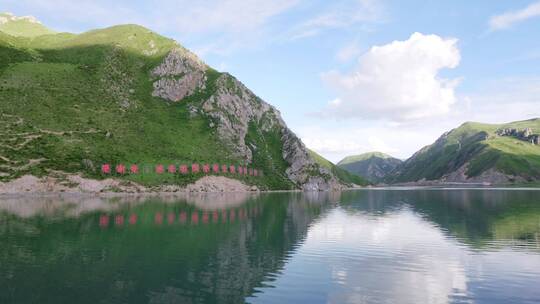 高原上的水库、山和标语