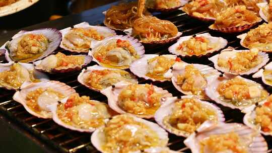 海南三亚商品街夜市美食碳烤生蚝扇贝海胆