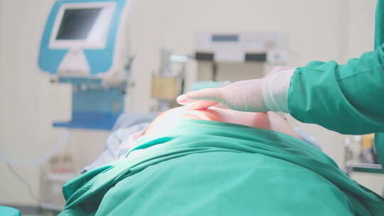 医生为患者进行手术的医疗场景