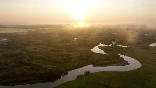 航拍大兴安岭扎敦河湿地晨雾风景