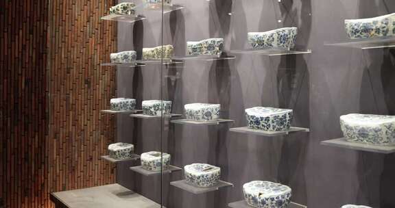 江西景德镇御窑博物馆藏大量瓷枕陈列