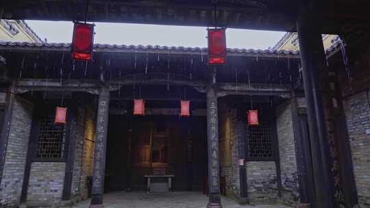 雨季江西赣州关西围屋中式古建筑大雨空镜头