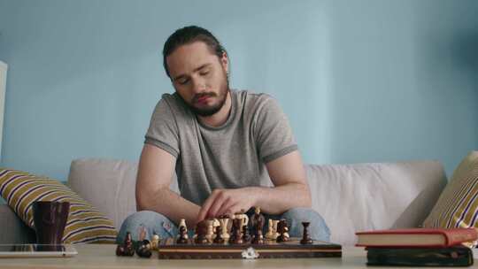 男人，客厅，象棋，坐