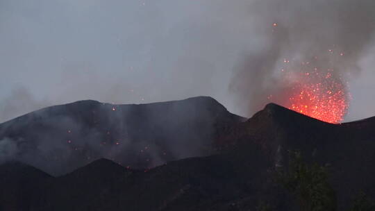 火山爆发景观