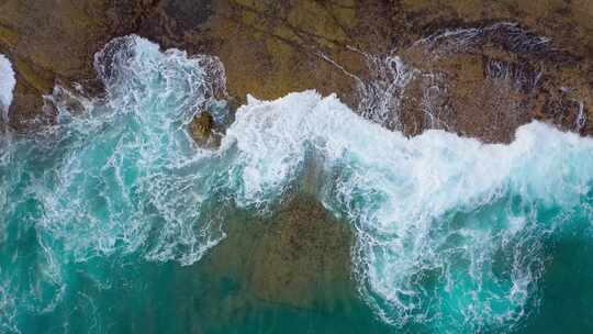 大海沙滩海水海浪俯拍海边海滩