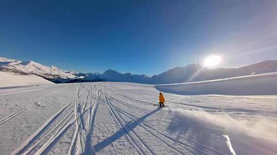 FPV穿越机无人机航拍滑雪雪山滑雪场阳光