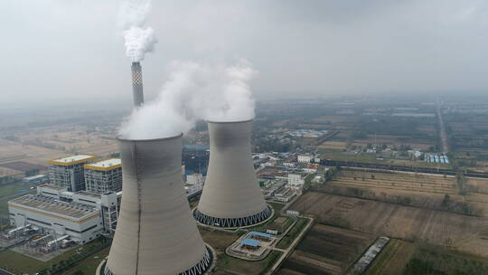 华北平原上的现代火力电力厂航拍视频