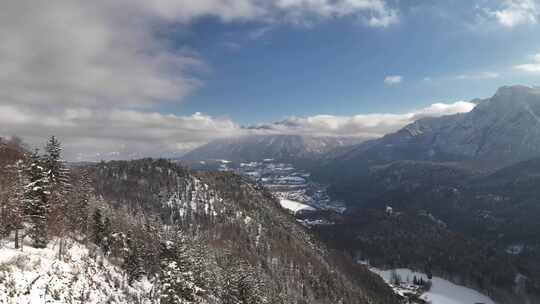 大山中的雪景航拍山脉，松树远山白云！