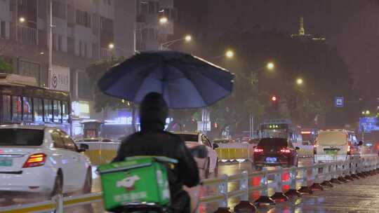 雨天城市夜晚街道路口车流人流