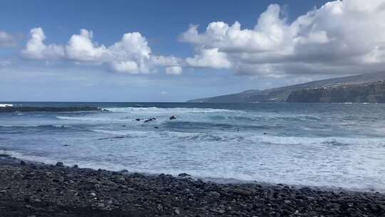 海滩边海浪潮汐景色