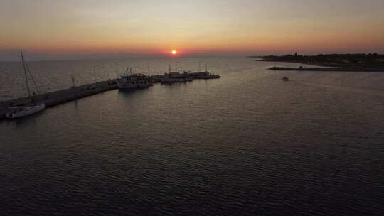 带码头的空中海景。日落时的景色