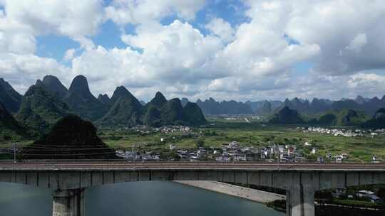 铁路桥横跨山水间的乡村自然景观