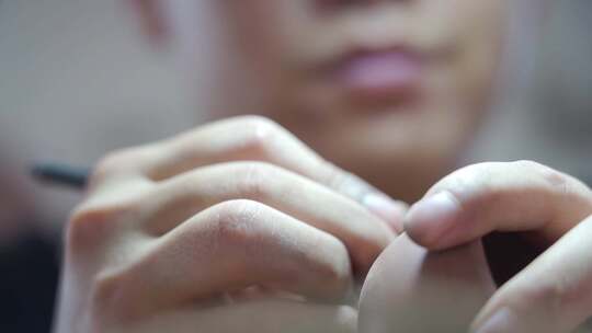 工匠雕刻坭兴陶