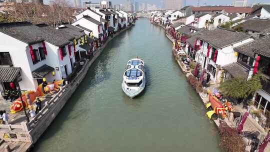 无锡南长街江南水乡游客众多的热闹景象