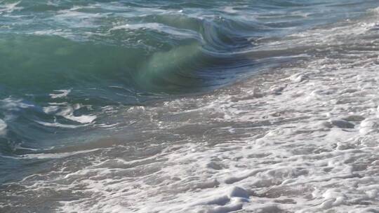 海边沙滩浪花牵手开快艇掌舵黄昏夕阳剪影