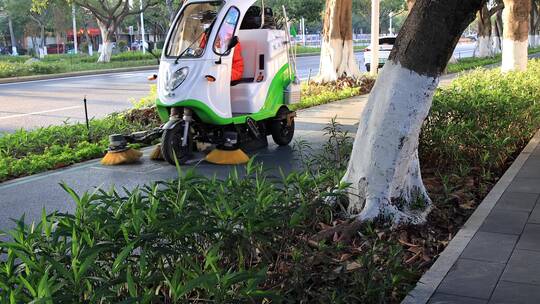 清晨小型环卫清扫车清扫城市道路