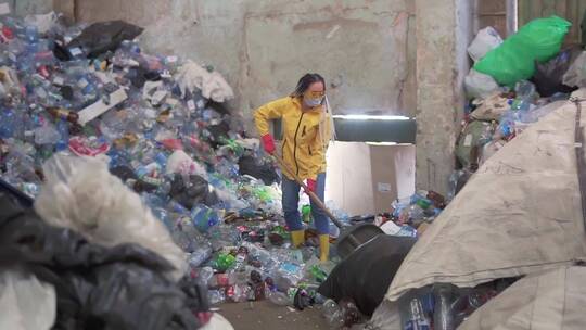 工人在塑料回收厂工作