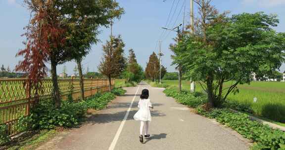 可爱女孩乡村道路开心奔跑