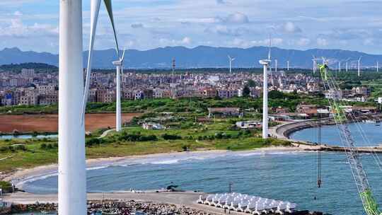 海岸线上风力发电机海岸风景