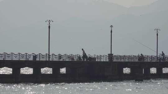 海边垂钓