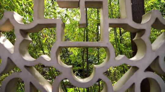 中式古典园林南京瞻园，透过漏窗看竹林光影