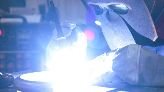 厂房电焊工人焊接火花实拍视频视频素材模板下载