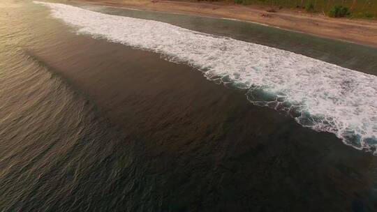 日落时分海浪拍打着海岸