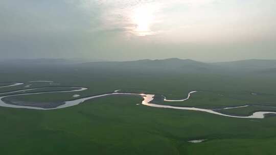 航拍夏日雾霭草原曲河莫日格勒河