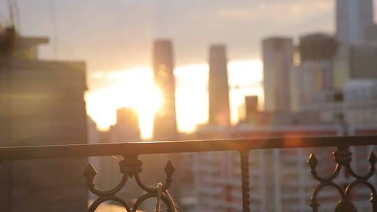 天台阳台眺望夕阳城市天际线