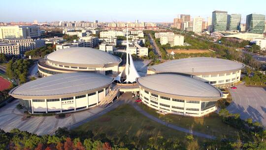 航拍上海海事大学临港校区体育馆