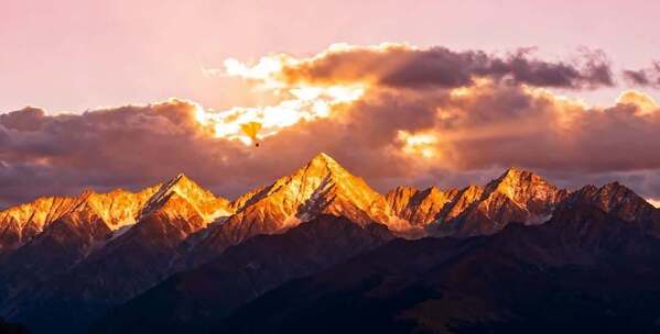 雪山日出壮丽山脉景观