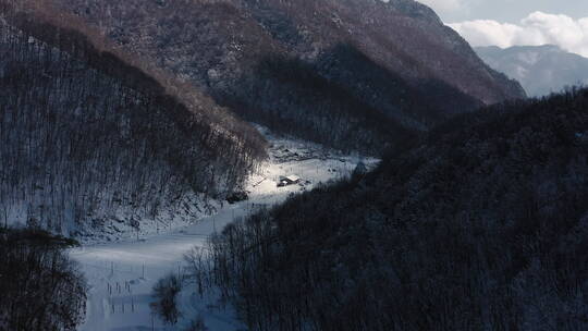 4K湖北神农架无人机航拍雪景山区小屋推近视频素材模板下载