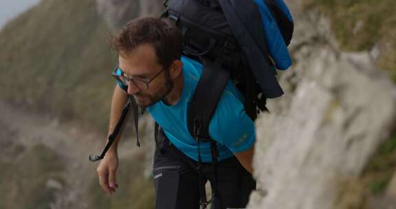 在莱科阿尔卑斯山徒步旅行的背包客
