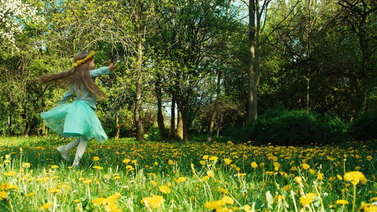 女孩在花丛跳舞