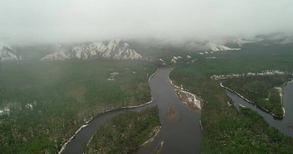 航拍大兴安岭春季原始森林极端天气降雪