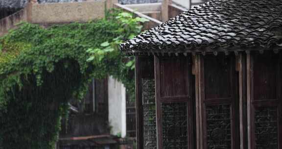 （慢镜）中国千年古镇乌镇下雨天屋檐滴水