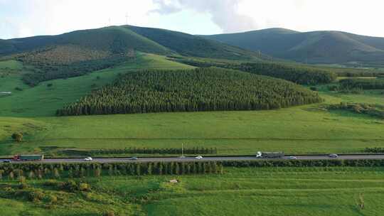 【航拍】草原天路  草原公路上行驶的汽车