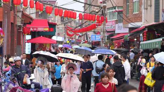 下雨天街道撑伞人群下雨天人群雨伞