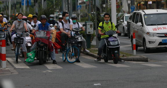 街拍马路口来往人群电动车车辆