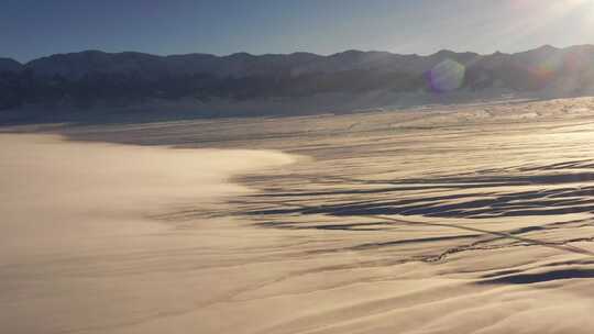 雪山下的广袤雪地风光