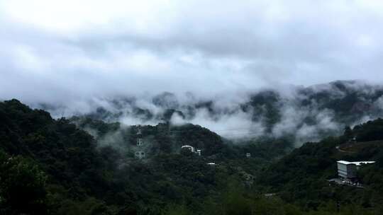 多云天空下的山景