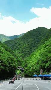 竖版航拍湖北神农架官门山景区