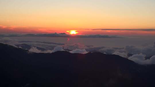 云雾山峰的日落