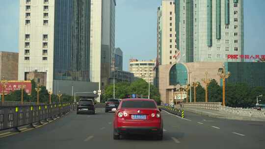 汽车行驶在城市道路车流交通车辆车窗外风景