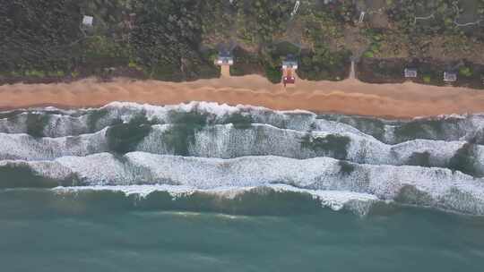 俯拍海滩海浪