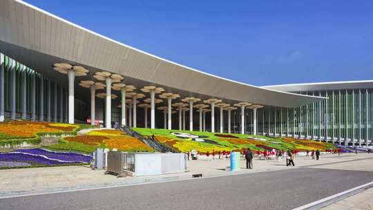 2025第八届进博会现场建筑外观人群延时