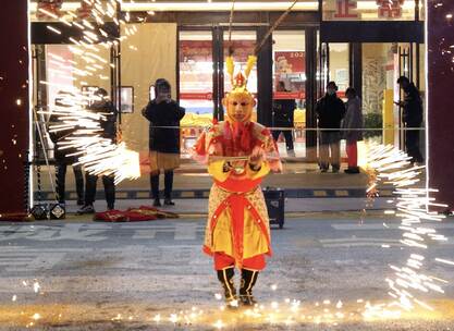 街头孙悟空装扮金箍棒与宝剑的精彩杂技表演