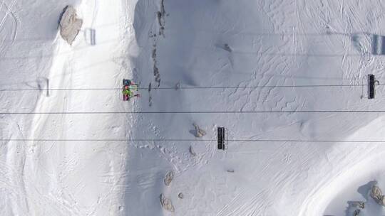 航拍游客乘坐缆车观赏雪景