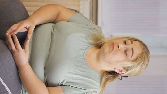 肥胖女性悲伤和悲伤状态的垂直视频。
